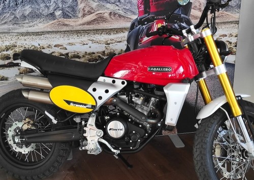 location moto royan Honda CB125R 2