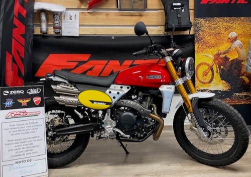 location moto royan Honda CB125R 2