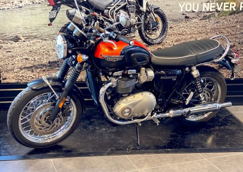 location moto Montpellier Triumph Bonneville T120 10466
