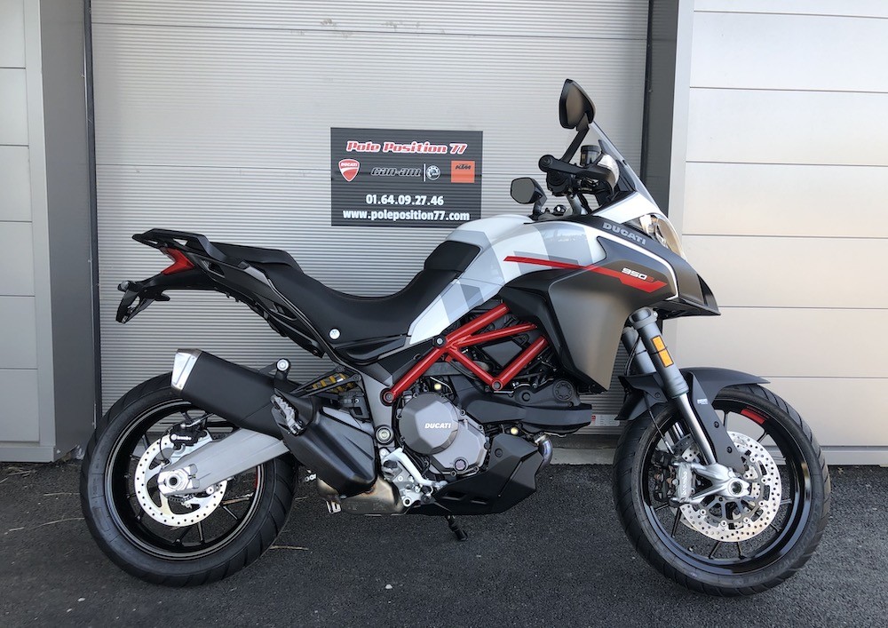 Location moto Laval Ducati 400 Scrambler 1