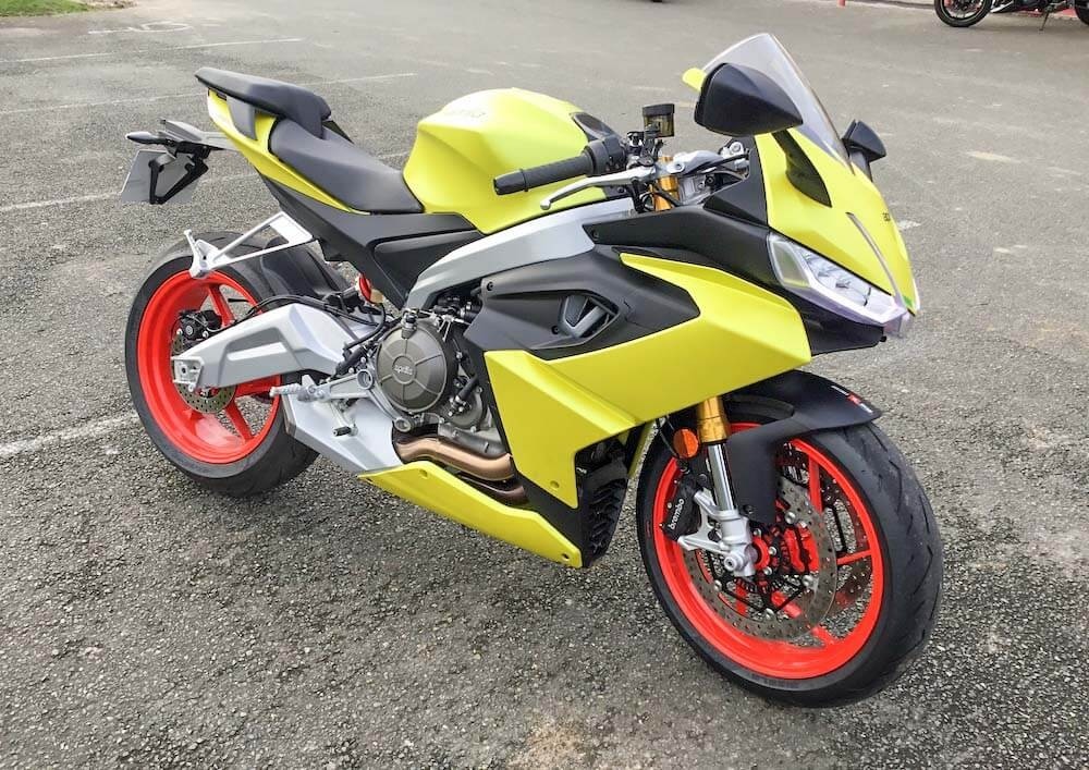 Location moto Mayenne Guzzi V9 2