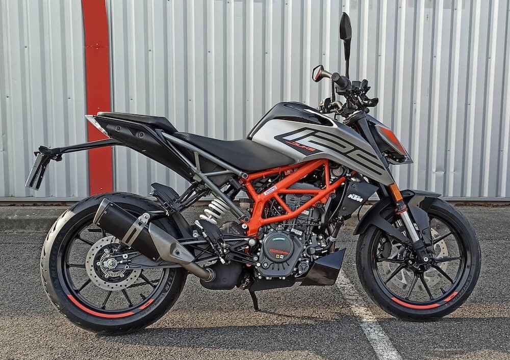 Location moto Laval Ducati 400 Scrambler 1