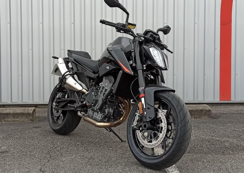 Location moto Laval Ducati 400 Scrambler 1