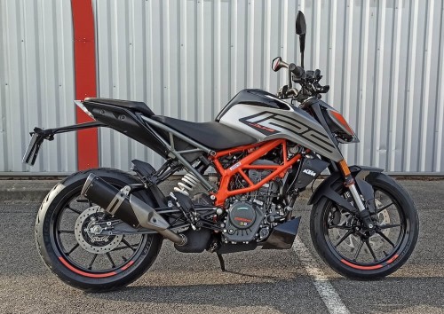 Location moto Laval Ducati 400 Scrambler 1