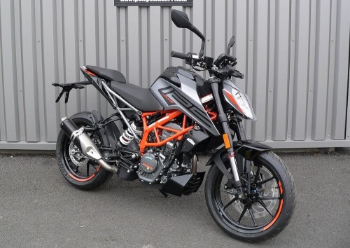 Location moto Laval Ducati 400 Scrambler 1