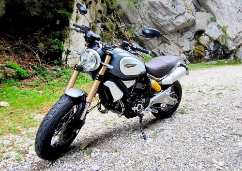 Location moto Laval Ducati 400 Scrambler 1